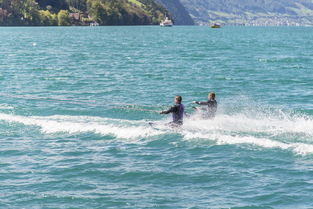 “快艇冲浪：东三叉湖赛场极速角逐，掀起水上运动的新浪潮”